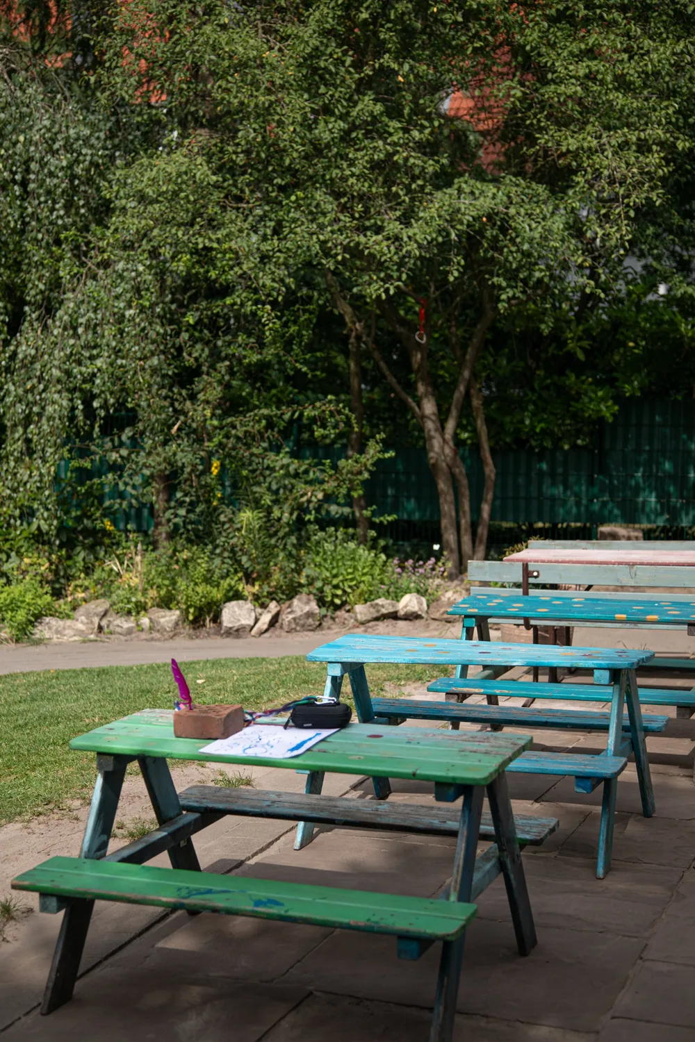 Bunte Picknickbänke für Kinder auf der Terrasse der Kita Kinderwerkstatt Münster